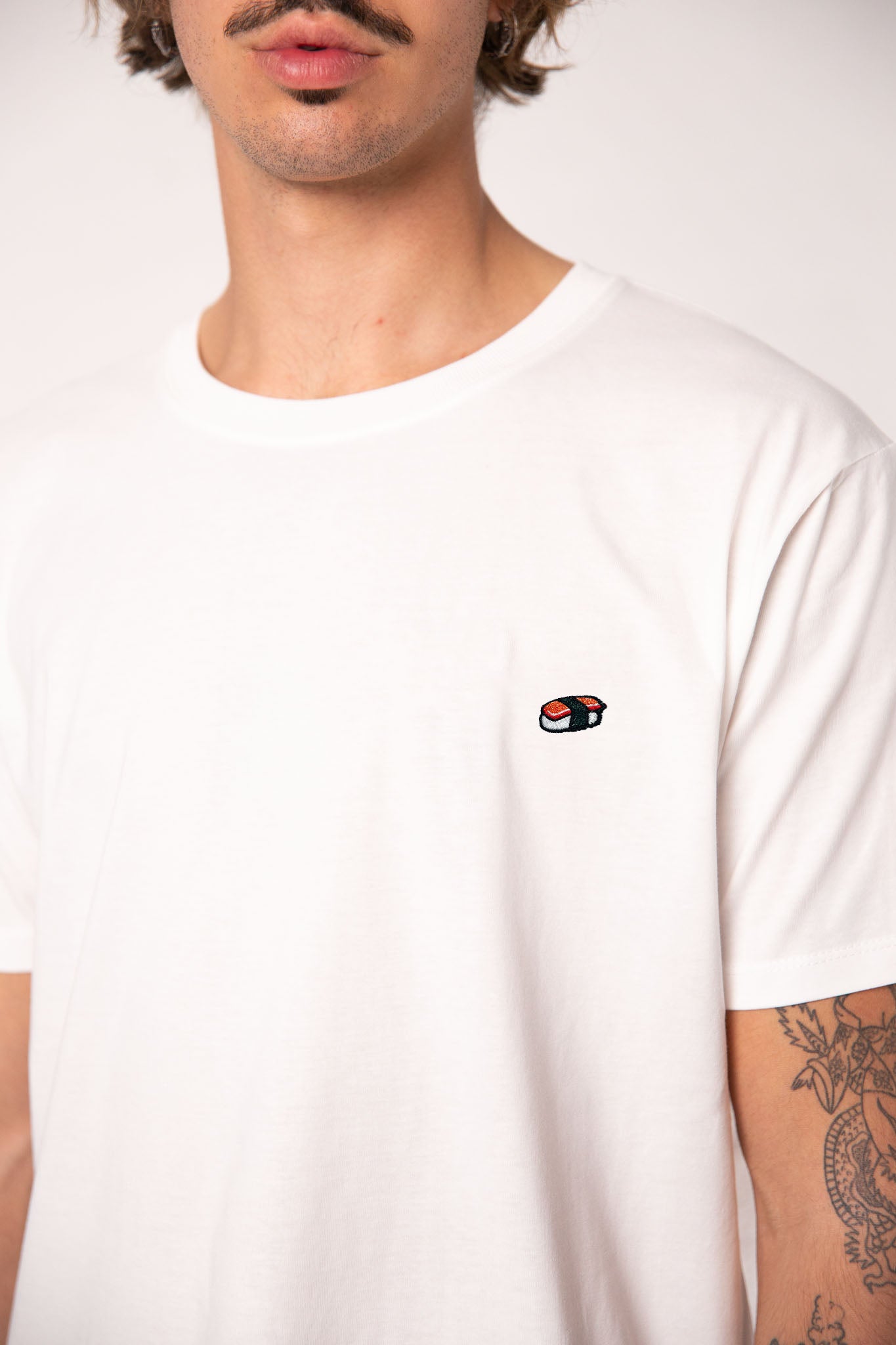 Sushi Nigiri | Besticktes Männer Bio Baumwoll T-Shirt