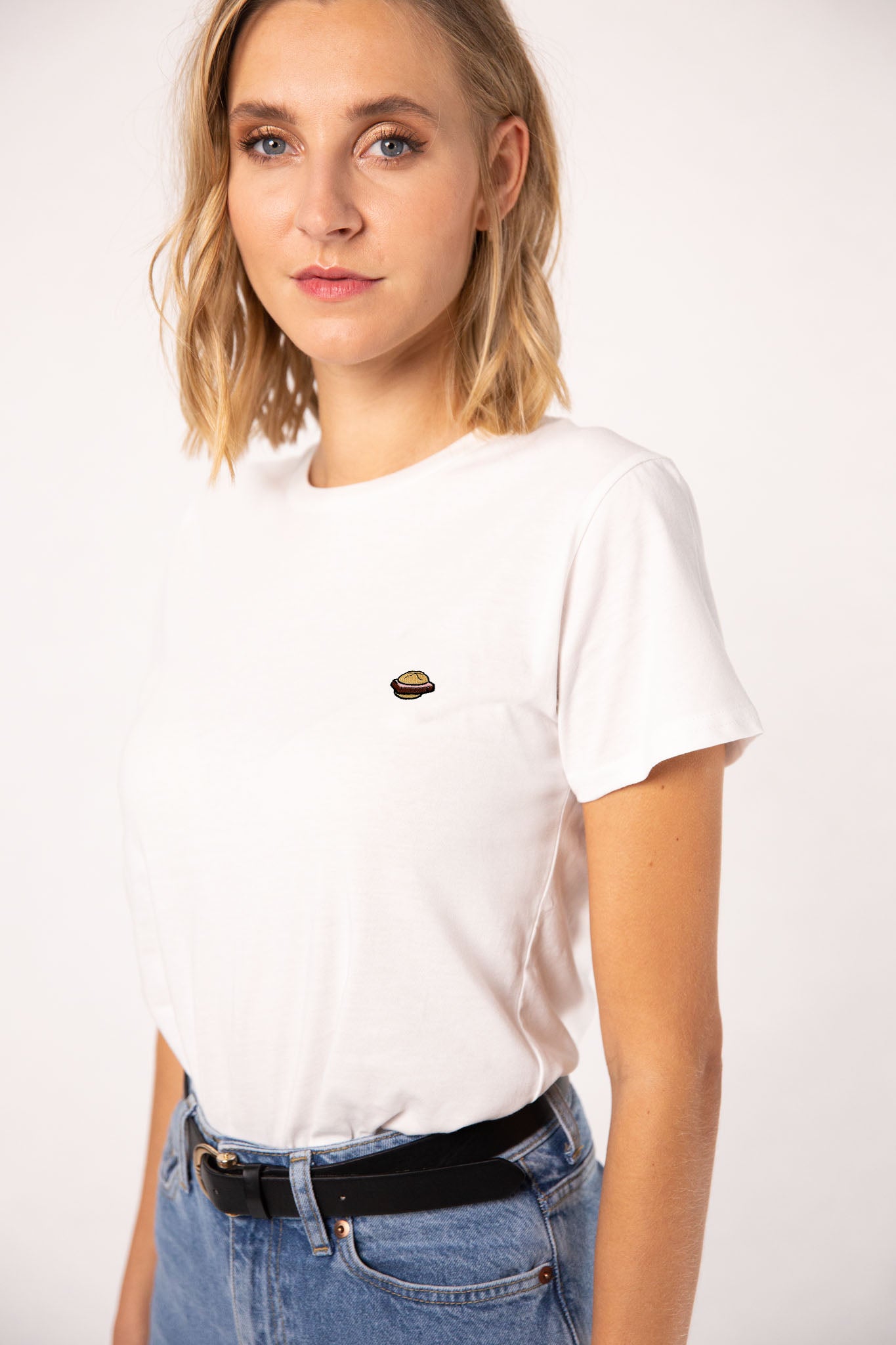 Leberkassemmel  | Besticktes Frauen Bio Baumwoll T-Shirt