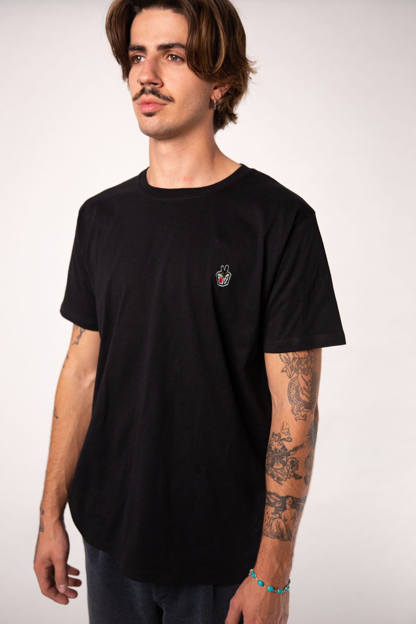 Noodlebox | Besticktes Männer Bio Baumwoll T-Shirt
